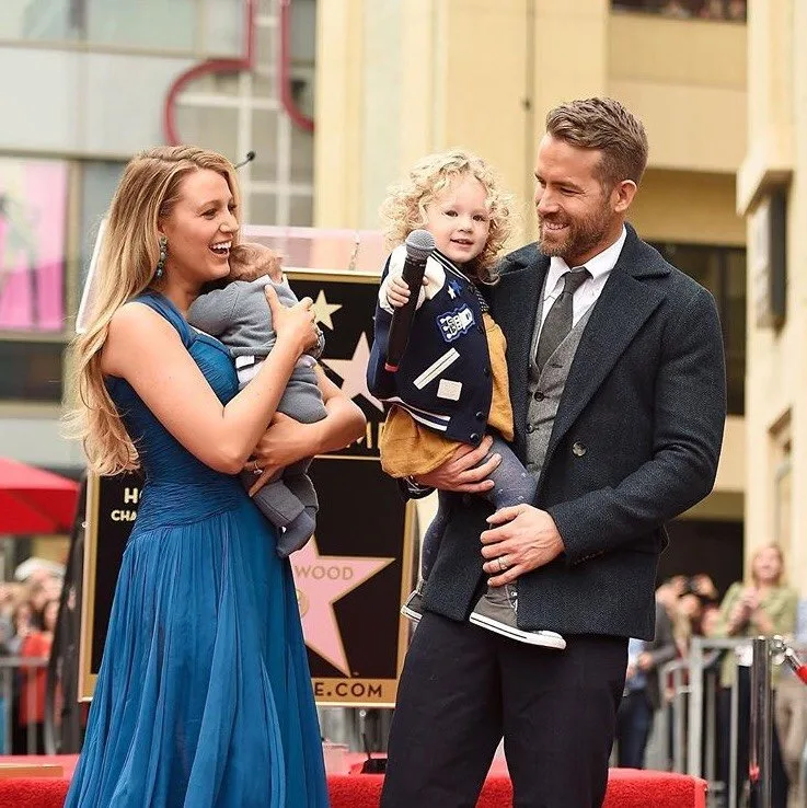 RYAN REYNOLDS VE BLAKE LIVELY ÇOCUKLARIYLA İLK KEZ KIRMIZI HALIDA (3)