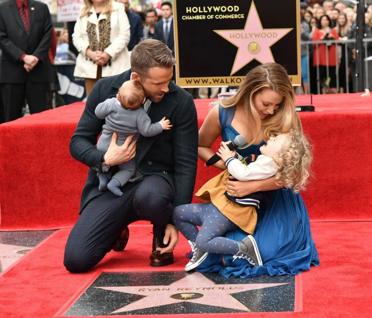RYAN REYNOLDS VE BLAKE LIVELY ÇOCUKLARIYLA İLK KEZ KIRMIZI HALIDA (6)