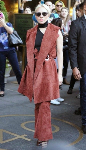 SOKAK STİLİNDE DE FIRTINALAR ESTİREN LADY GAGA'NIN EN GÖRÜNÜMLERİ b