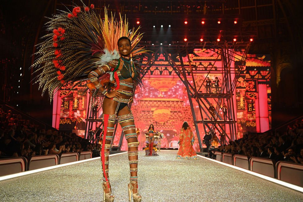 VICTORIA'S SECRET FASHION SHOW 2016'DAN BÜYÜLEYİCİ GÖRÜNÜMLER (20)