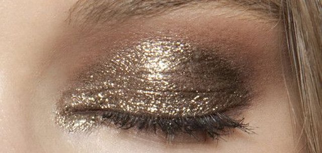 ALTIN TONLARINDA GÖZ MAKYAJI İÇİN KULLANMANIZ GEREKEN 10 FAR