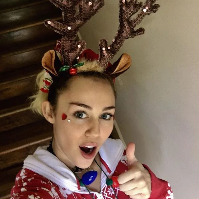 ÜNLÜLERİN EĞLENCELİ YENİ YIL PAYLAŞIMLARI (8)