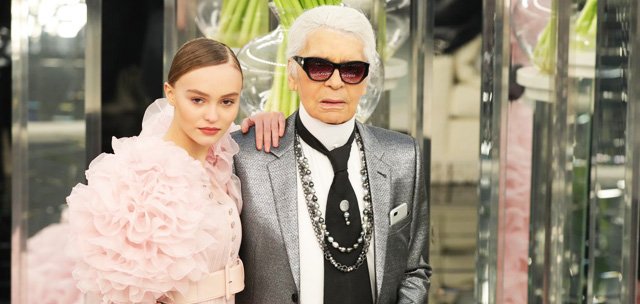 CHANEL DEFİLESİNDEN İLHAMLA YANA YATIŞTIRILMIŞ SAÇLAR