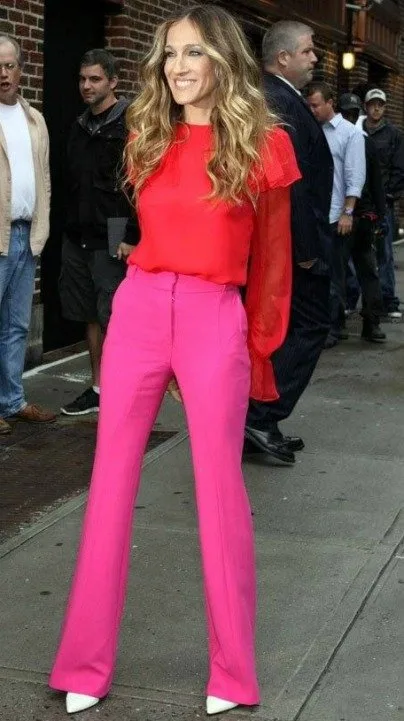 BAŞROLDE PEMBE VE KIRMIZININ OLDUĞUNU İLHAM VERİCİ SOKAK STİLLERİ bfg