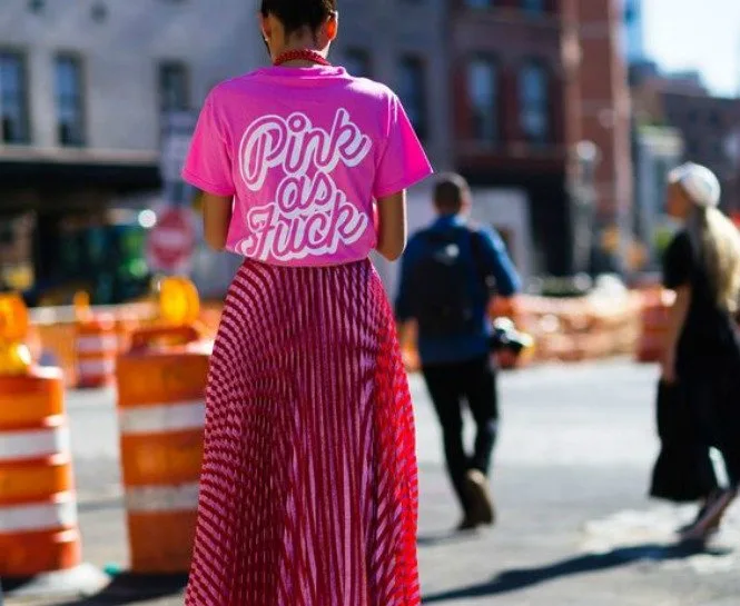 BAŞROLDE PEMBE VE KIRMIZININ OLDUĞU İLHAM VERİCİ SOKAK STİLLERİ