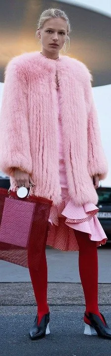 BAŞROLDE PEMBE VE KIRMIZININ OLDUĞUNU İLHAM VERİCİ SOKAK STİLLERİ f