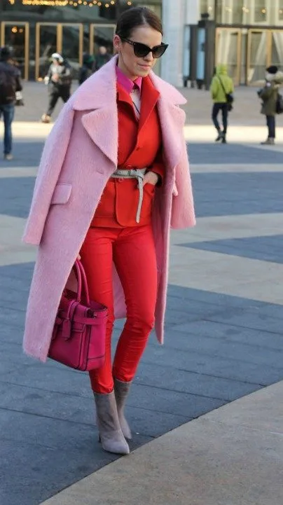 BAŞROLDE PEMBE VE KIRMIZININ OLDUĞUNU İLHAM VERİCİ SOKAK STİLLERİ fds