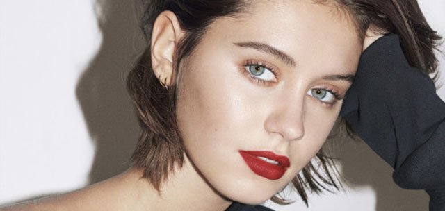 BURBERRY’NİN YENİ YÜZÜ IRIS LAW HAKKINDA BİLMENİZ GEREKENLER