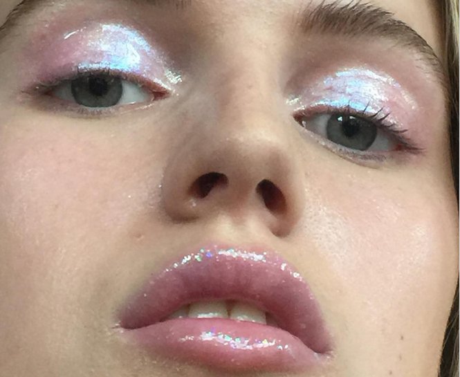 BİR SONRAKİ BÜYÜK MAKYAJ TRENDİNİ AÇIKLIYORUZ: ISLAK VE SİMLİ GÖZLER