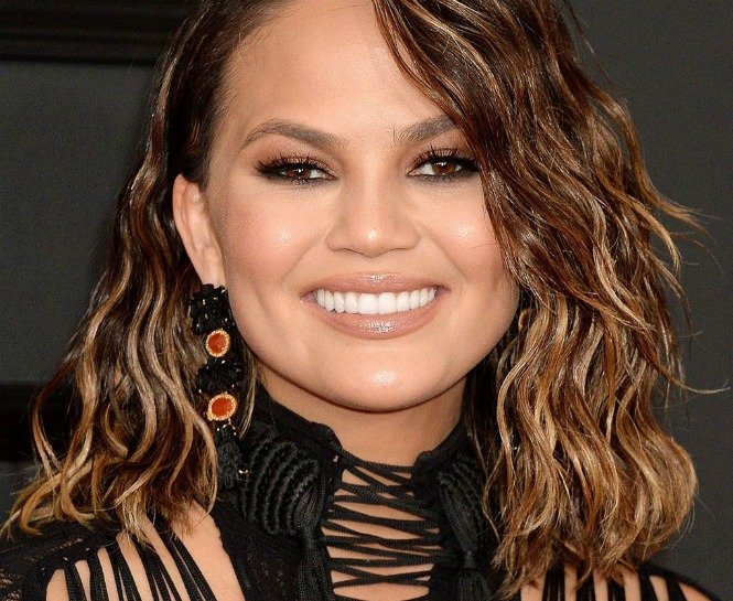 CHRISSY TEIGEN’IN DALGALI SAÇLARININ SIRRI