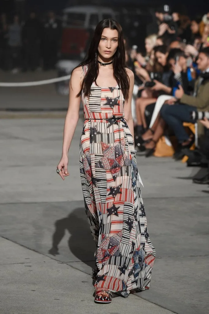 GIGI HADID VE TOMMY HILFIGER İŞBİRLİĞİ PODYUMA DAMGASINI VURDU (12)