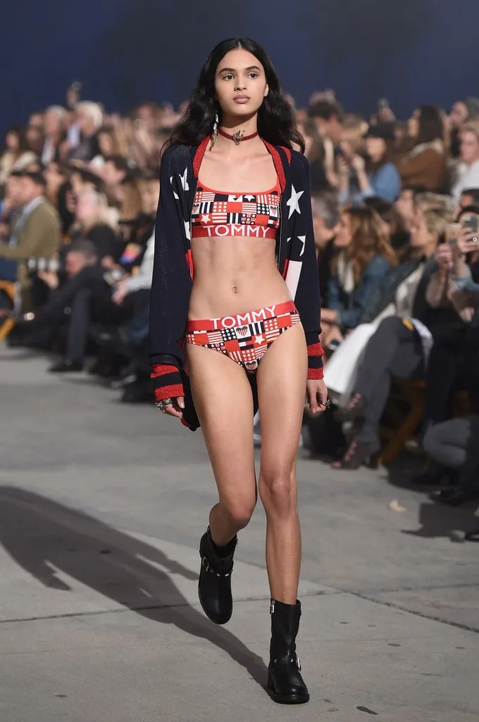 GIGI HADID VE TOMMY HILFIGER İŞBİRLİĞİ PODYUMA DAMGASINI VURDU (17)