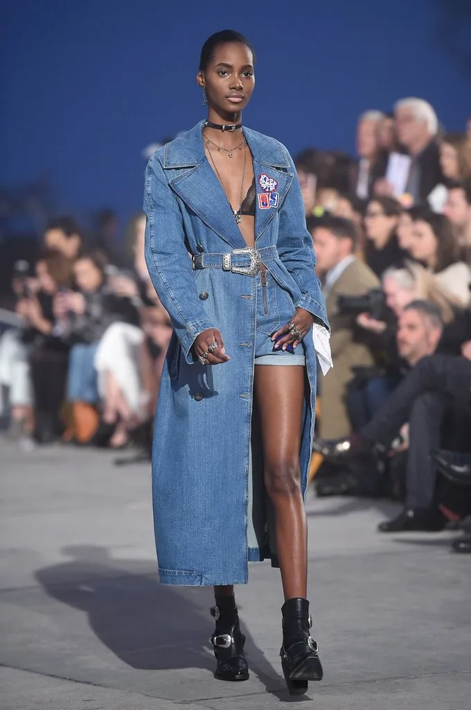 GIGI HADID VE TOMMY HILFIGER İŞBİRLİĞİ PODYUMA DAMGASINI VURDU (21)