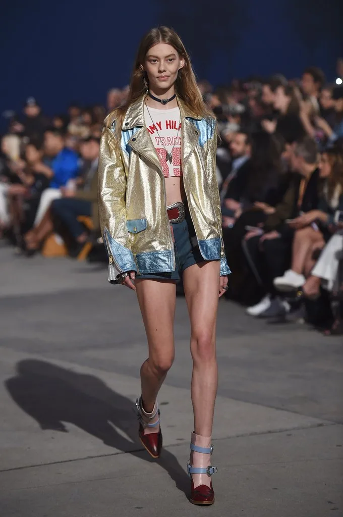 GIGI HADID VE TOMMY HILFIGER İŞBİRLİĞİ PODYUMA DAMGASINI VURDU (22)