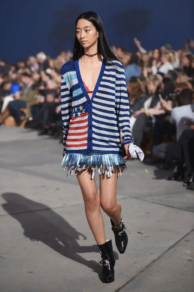 GIGI HADID VE TOMMY HILFIGER İŞBİRLİĞİ PODYUMA DAMGASINI VURDU (23)