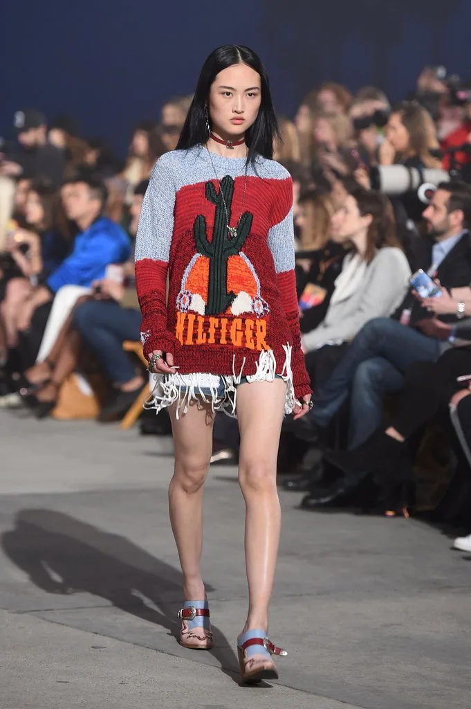 GIGI HADID VE TOMMY HILFIGER İŞBİRLİĞİ PODYUMA DAMGASINI VURDU (3)