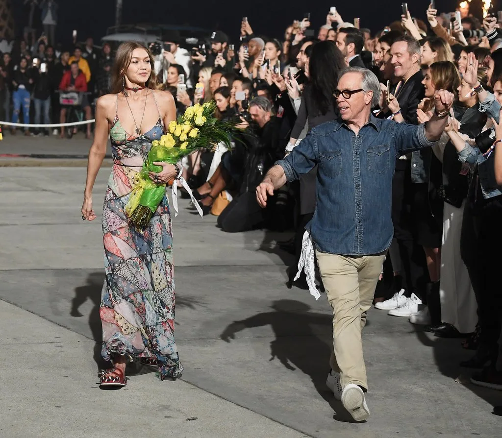 GIGI HADID VE TOMMY HILFIGER İŞBİRLİĞİ PODYUMA DAMGASINI VURDU (4)