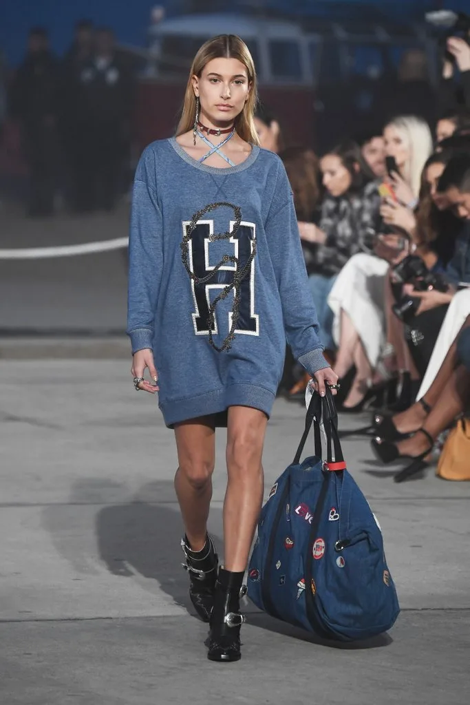 GIGI HADID VE TOMMY HILFIGER İŞBİRLİĞİ PODYUMA DAMGASINI VURDU (6)