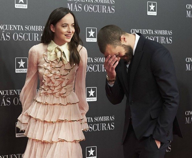 KARANLIĞIN ELLİ TONU’NUN ETKİLEYİCİ KIRMIZI HALI GÖRÜNÜMLERİ