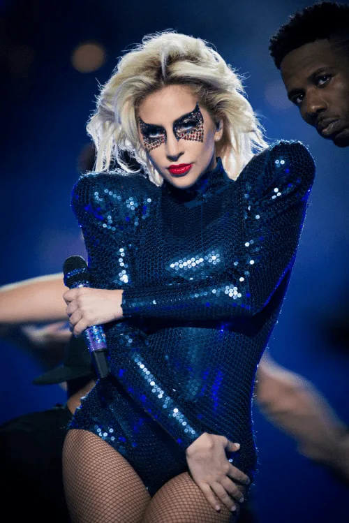 LADY GAGA'NIN DÜN GECEDEN GÖZ KAMAŞTIRAN SUPER BOWL ANLARI (5)