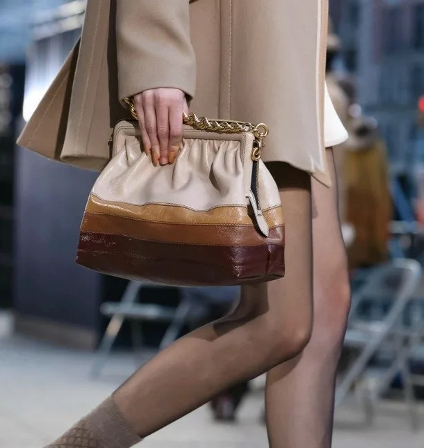 MARC JACOBS DEFİLESİNE DAMGASINI VURAN DETAYLAR 43