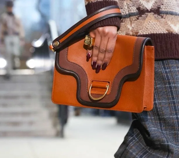 MARC JACOBS DEFİLESİNE DAMGASINI VURAN DETAYLAR 7