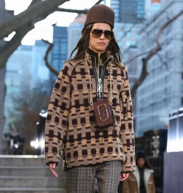 MARC JACOBS DEFİLESİNE DAMGASINI VURAN DETAYLAR 9