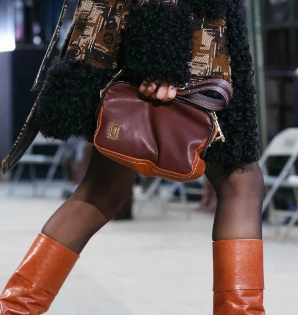 MARC JACOBS DEFİLESİNE DAMGASINI VURAN DETAYLAR bvv