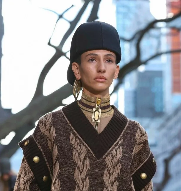 MARC JACOBS DEFİLESİNE DAMGASINI VURAN DETAYLAR ds