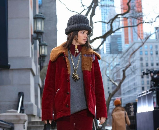 MARC JACOBS DEFİLESİNE DAMGASINI VURAN DETAYLAR