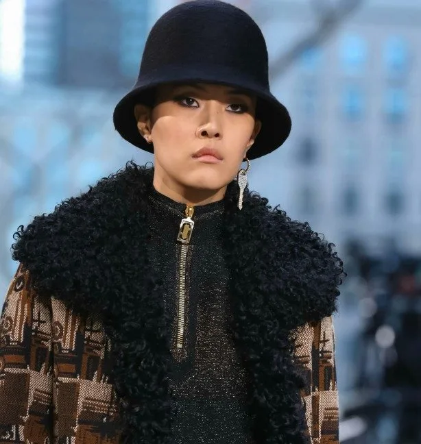 MARC JACOBS DEFİLESİNE DAMGASINI VURAN DETAYLAR fdss