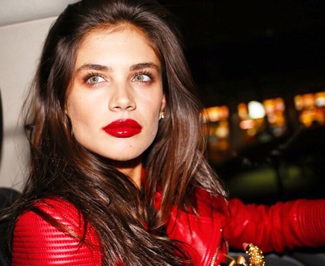 MUTLAKA EDİNMENİZ GEREKEN EN YENİ 11 KIRMIZI RUJ