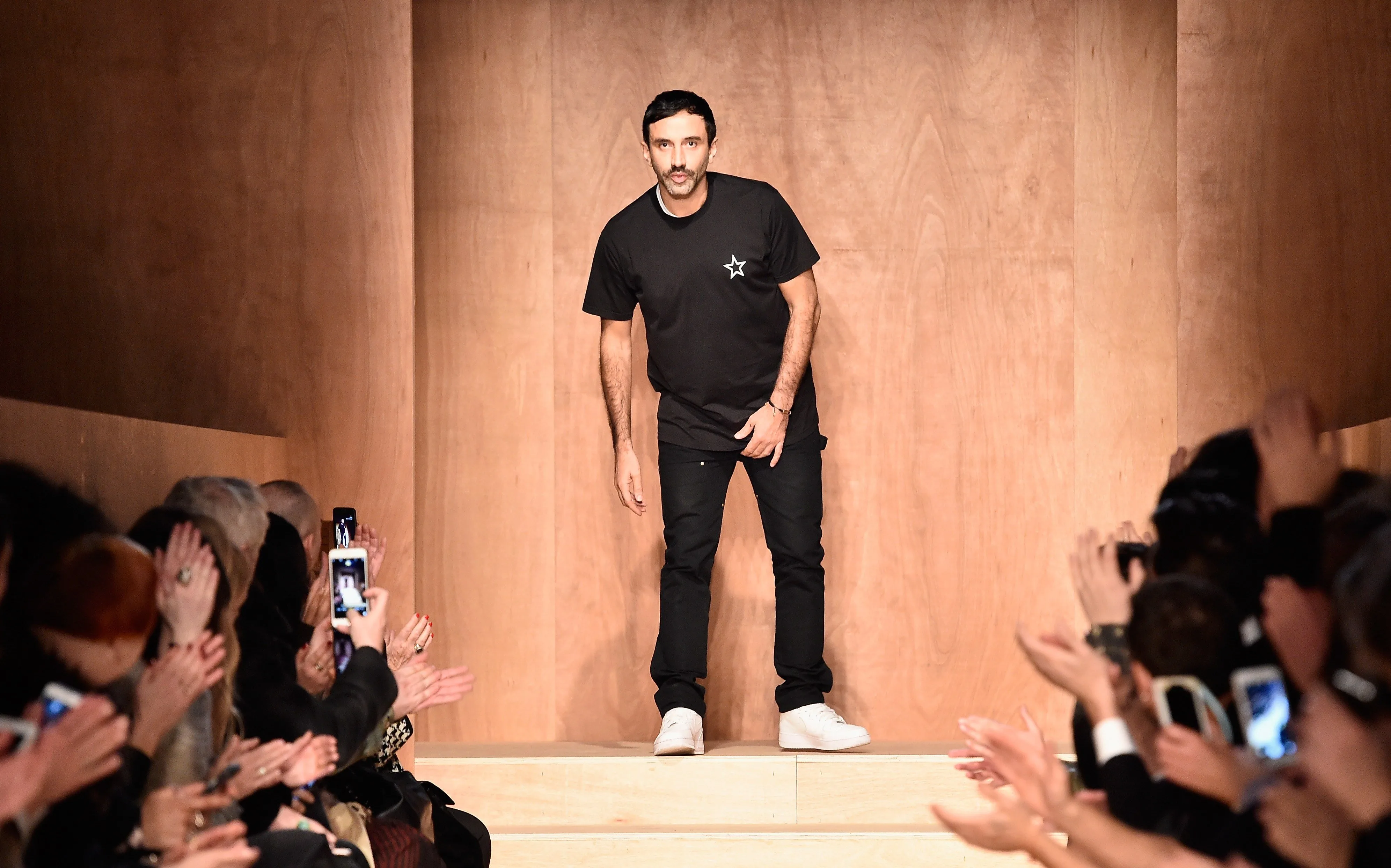 RICCARDO TISCI'NİN GIVENCHY İLE YOLLARI AYRILIYOR (1)