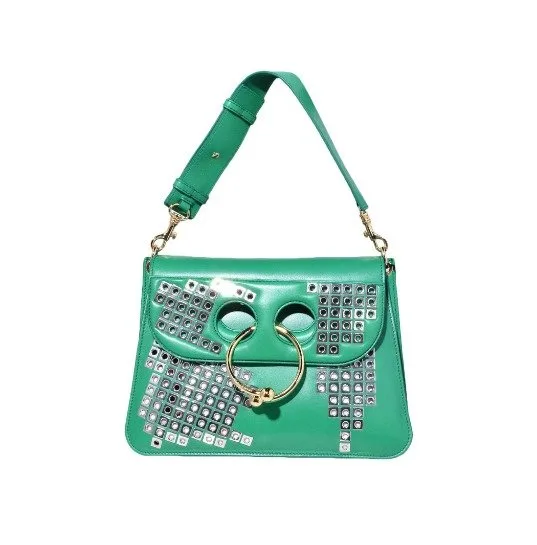 SEZONUN GARDROBUNUZDA MUTLAKA OLMASI GEREKEN 5 RENGİ fd