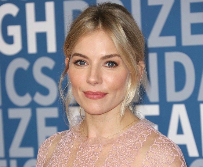 SIENNA MILLER’IN KISKANILAN SAÇLARI VE UNUTULMAZ MODELLERİ