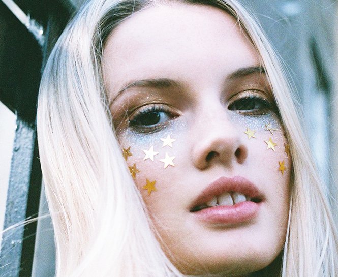 SIRA DIŞI BİR GÖRÜNÜM İÇİN EN İYİ HOLOGRAFİK ÜRÜNLER