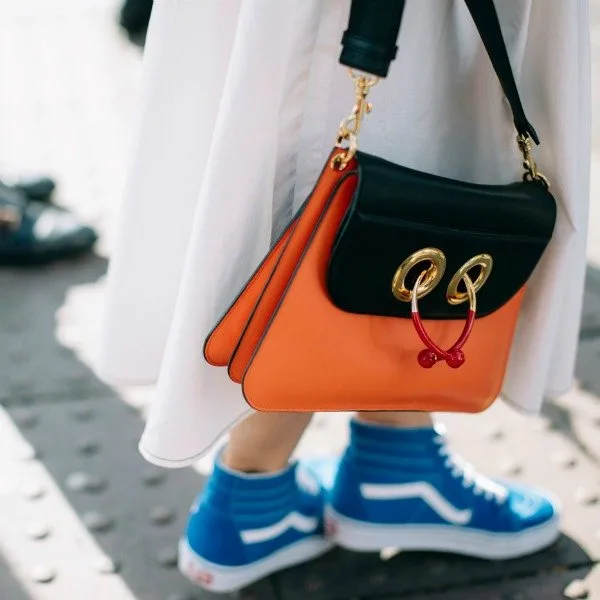 SOKAK MODASININ VAZGEÇİLMEZİ OLAN 13 ÇANTA aas