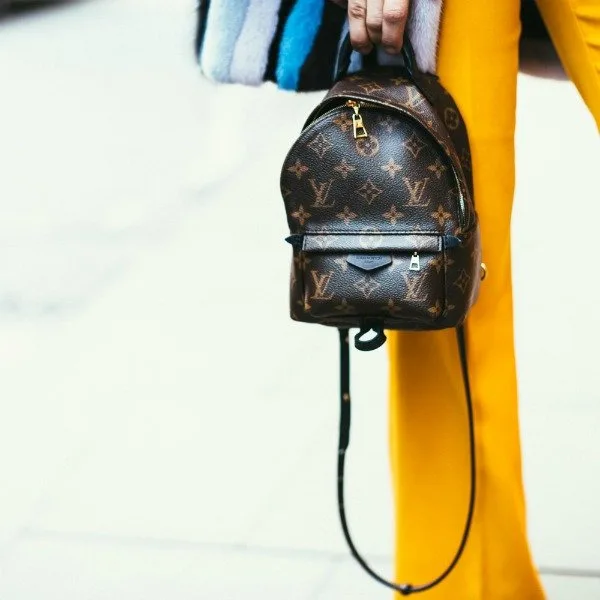 SOKAK MODASININ VAZGEÇİLMEZİ OLAN 13 ÇANTA bffg