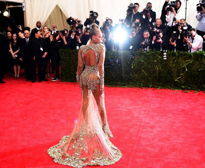 KIRMIZI HALIDA HAFIZALARA KAZINAN GIVENCHY ANLARI