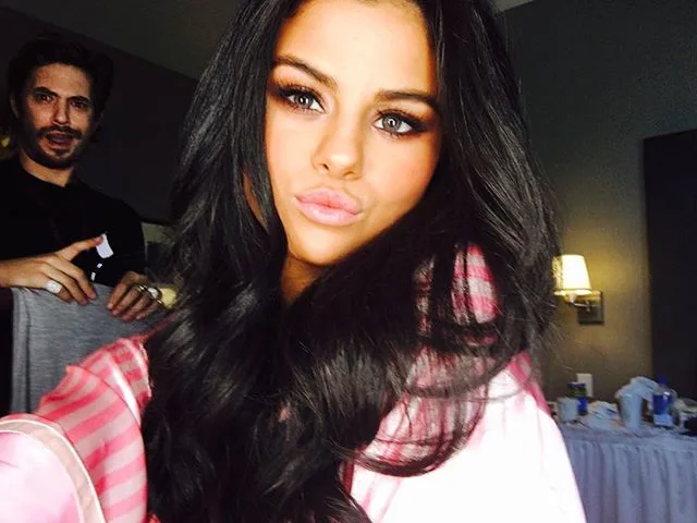 selena gomezin eğlenceli selfieleri (2)