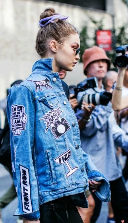 ÜNLÜLERDEN DENIM CEKET KOMBİN ÖNERİLERİ asa