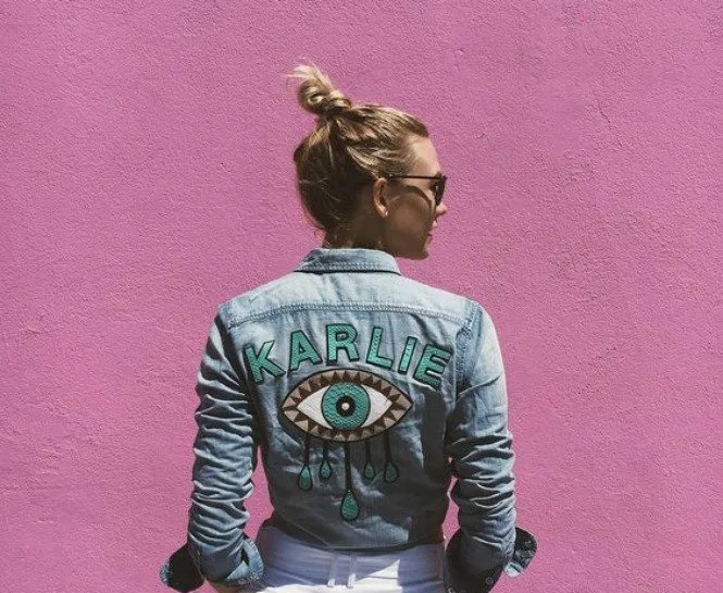 ÜNLÜLERDEN DENIM CEKET İÇİN KOMBİN ÖNERİLERİ