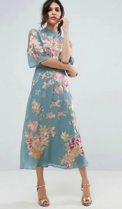 BAHAR AYLARI İÇİN SEZONUN ÖNE ÇIKAN ÇİÇEKLİ ELBİSELERİ bv