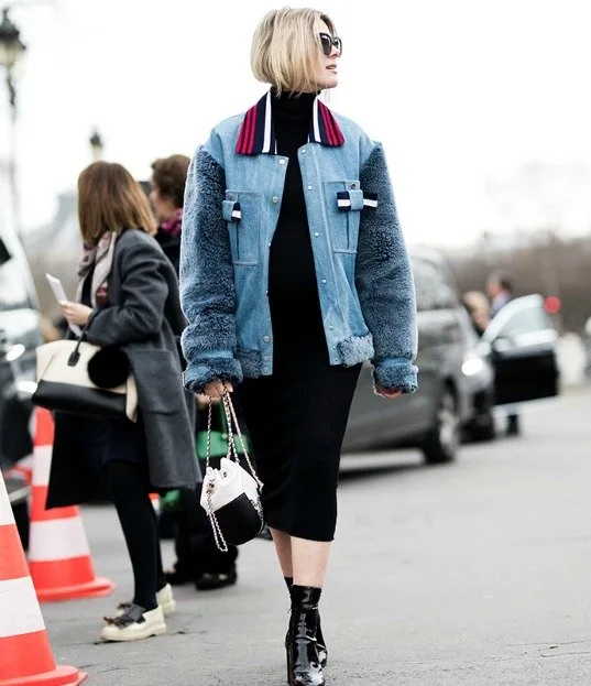 CHANEL'İN YENİ ÇANTASININ SOKAK STİLİNDEKİ EN İYİ KULLANIMLARI fa