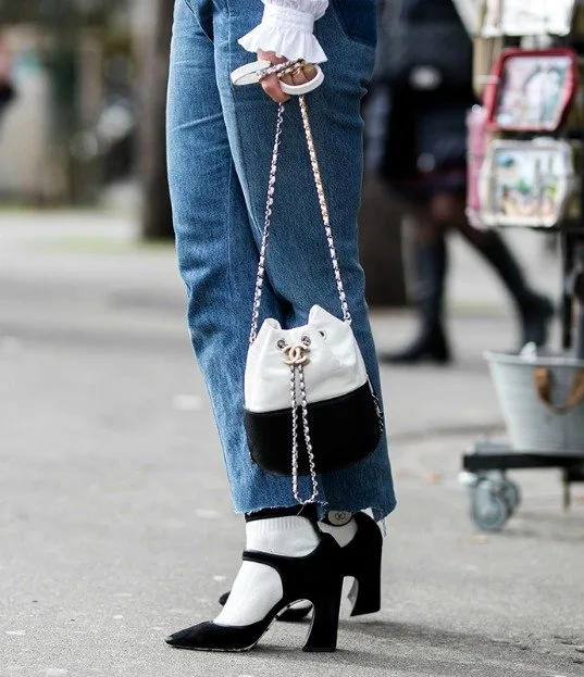 CHANEL'İN YENİ ÇANTASININ SOKAK STİLİNDEKİ EN İYİ KULLANIMLARI mn