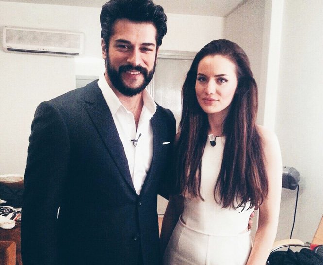 FAHRİYE EVCEN VE BURAK ÖZÇİVİT NİŞANLANDI!