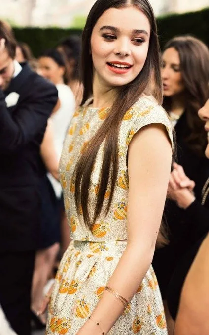 HAILEE STEINFELD'DEN 20 YAŞ İÇİN EN İYİ STİL ÖNERİLERİ bfg