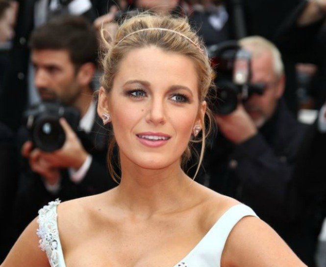 KIRMIZI HALIDAN İLHAMLA ETKİLEYİCİ GELİN SAÇI MODELLERİ