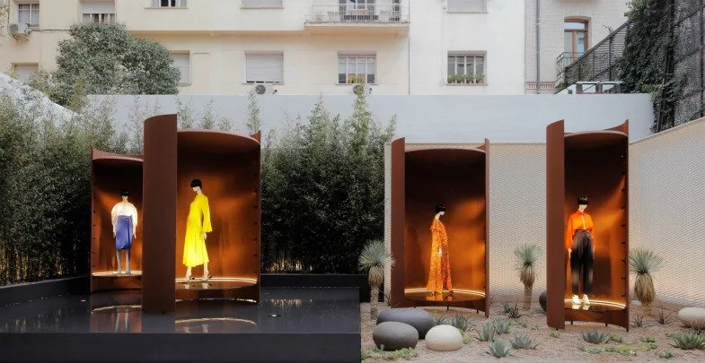 MANGO'NUN MADRİD SERRANO'DA AÇILAN YENİ FLAGSHIP STORE'U bv