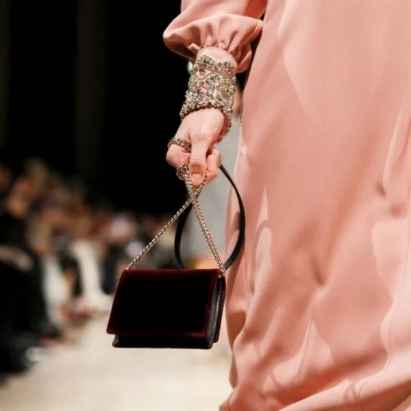 ROCHAS 2017 SONBAHAR KIŞ KOLEKSİYONUN KALP ÇALAN DETAYLARI hg